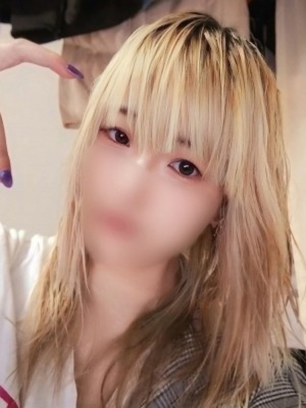 新人りおさんの写真1枚目